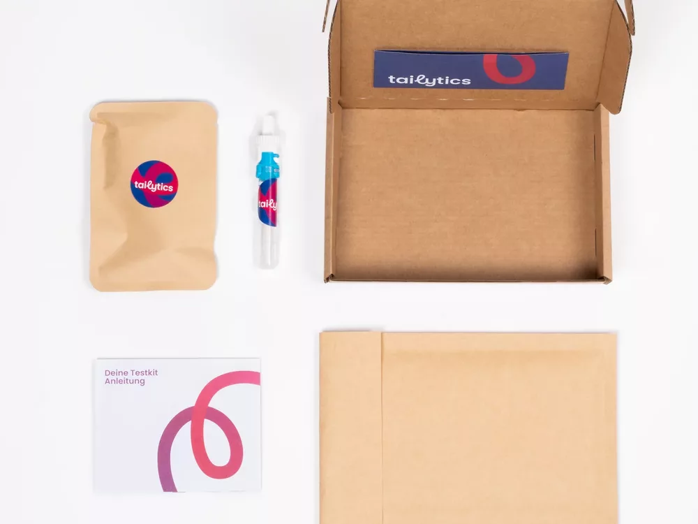 Tailytics Testkit mit Proberöhrchen, Rücksendekuvert, Anleitung, Probenbeutel und Box